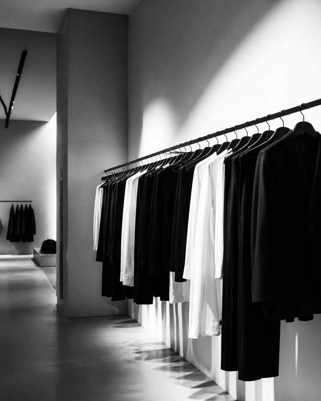 Showroom de moda minimalista em preto e branco
